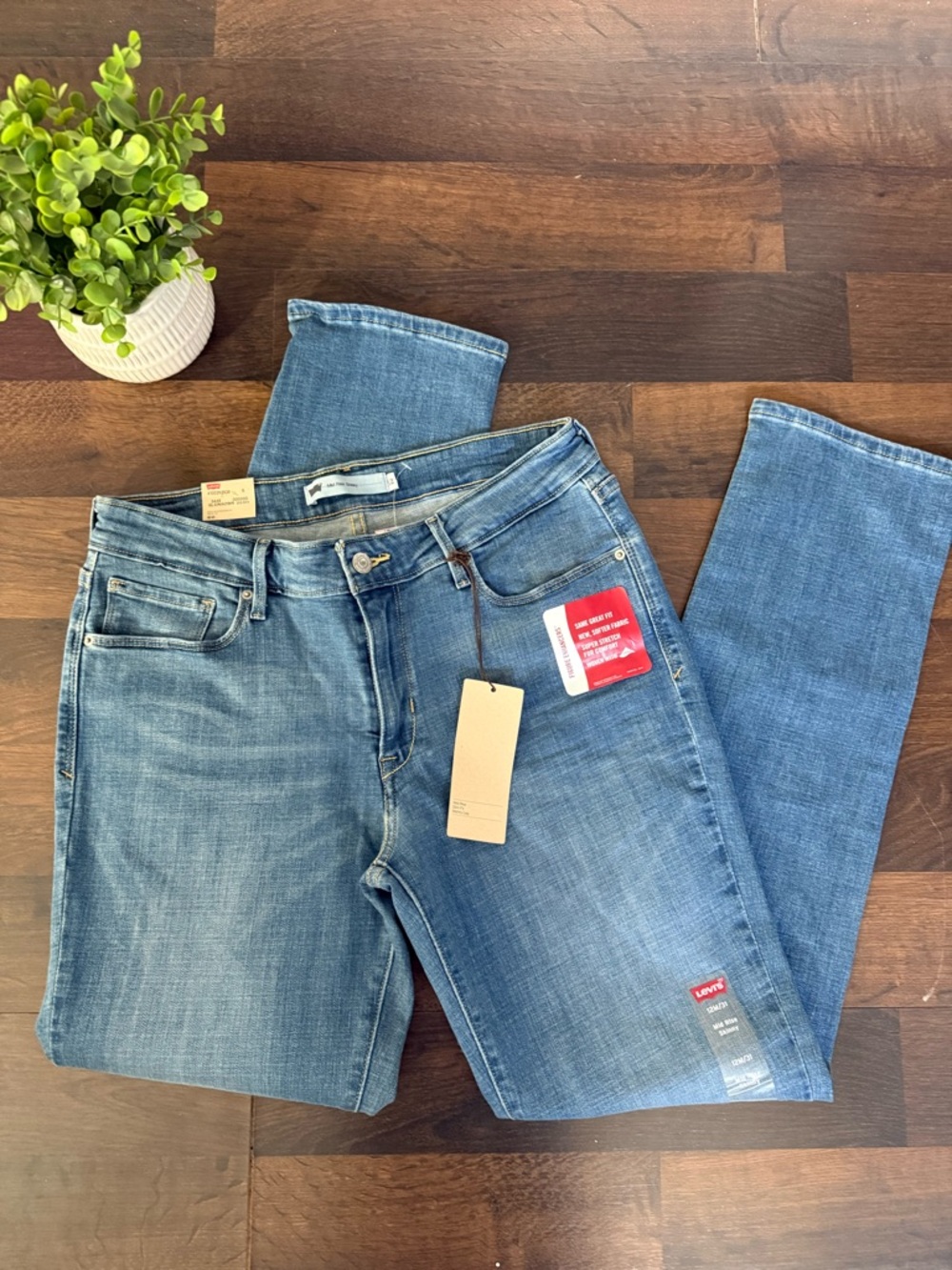 Levi's Mid Rise Skinny Jeans - Picture 3 of 9
